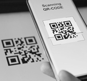Teléfono escaneando un código QR de acceso