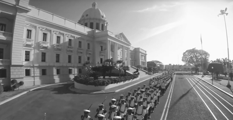 Desfile militar frente al Palacio Nacional