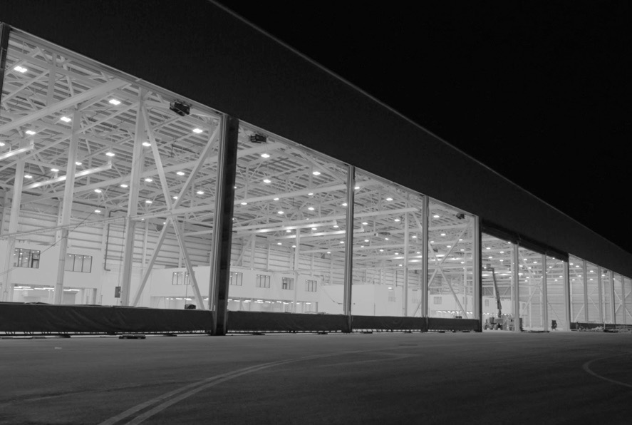 Hangar industrial iluminado de noche