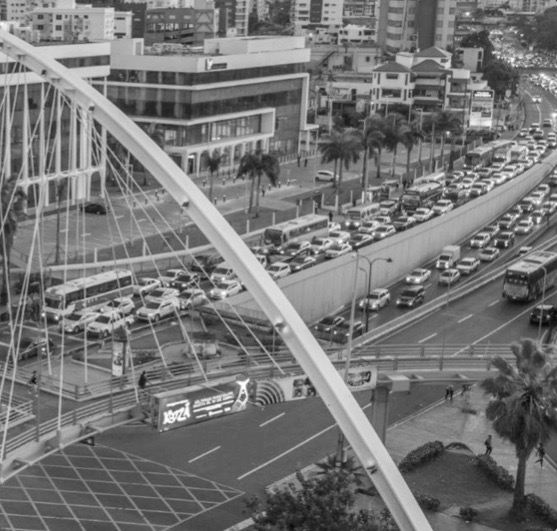 Valla sobre el paso a desnivel en una avenida de Santo Domingo